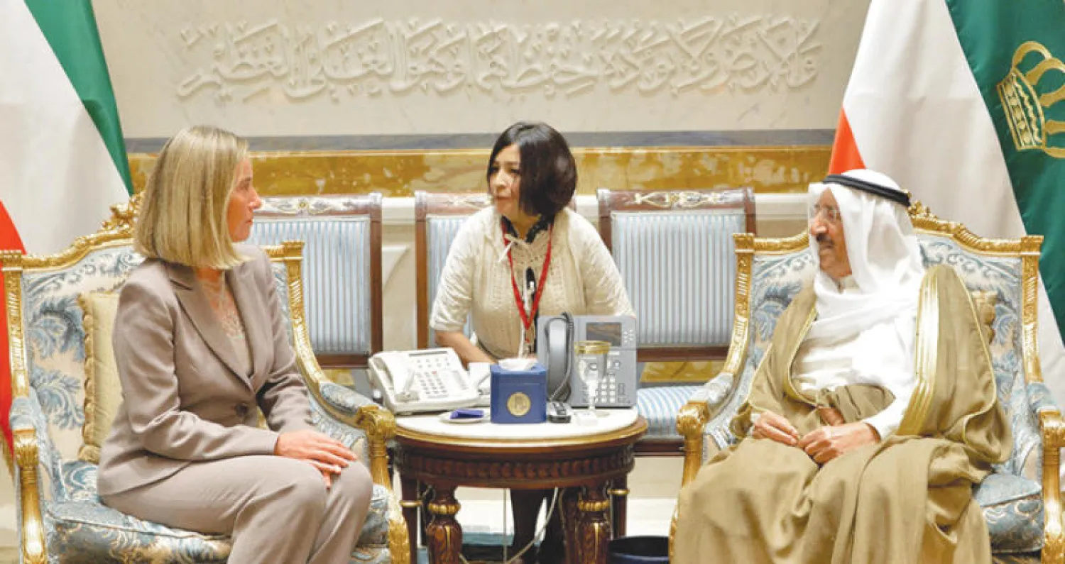 صورة وزعتها وكالة الأنباء الكويتية للقاء بين الشيخ صباح الأحمد الصباح وفيديريكا موغيريني أمس (أ.ف.ب)