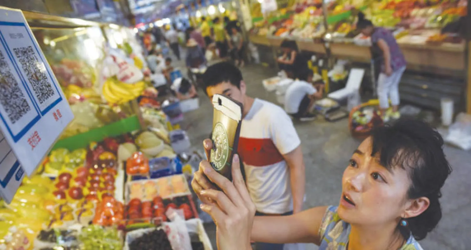 ينتشر الدفع عبر الهاتف بشكل كبير في مدن الصين الكبرى (أ.ف.ب)