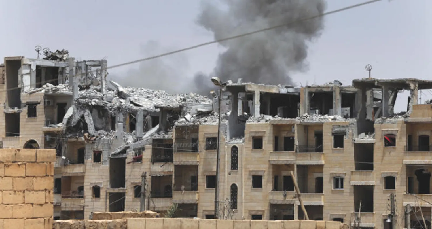 الدخان يتصاعد من أبنية غرب مدينة الرقة بعد غارة من طيران التحالف على مواقع داعش (إ ب)