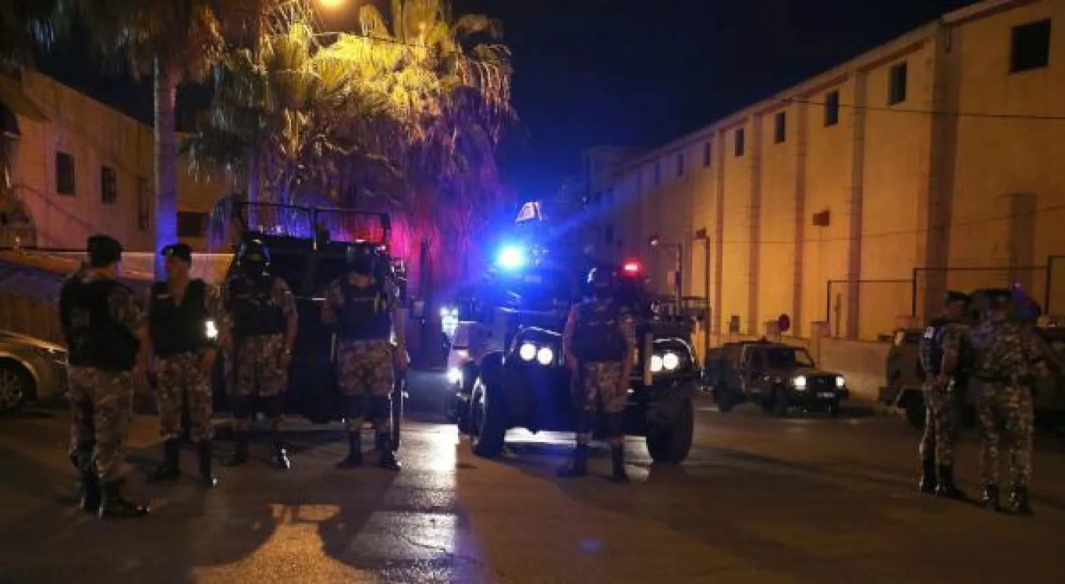 قوات الأمن الأردنية تطوق محيط مبنى السفارة الإسرائيلية في عمّان (أ.ف.ب)