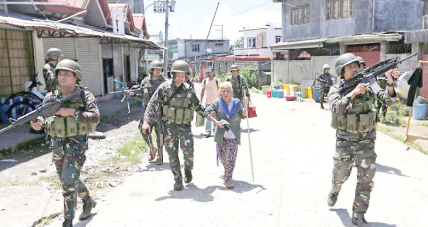 قوات الجيش تشرف على نزوح المدنيين من أطراف مدينة مراوي (نيويورك تايمز)