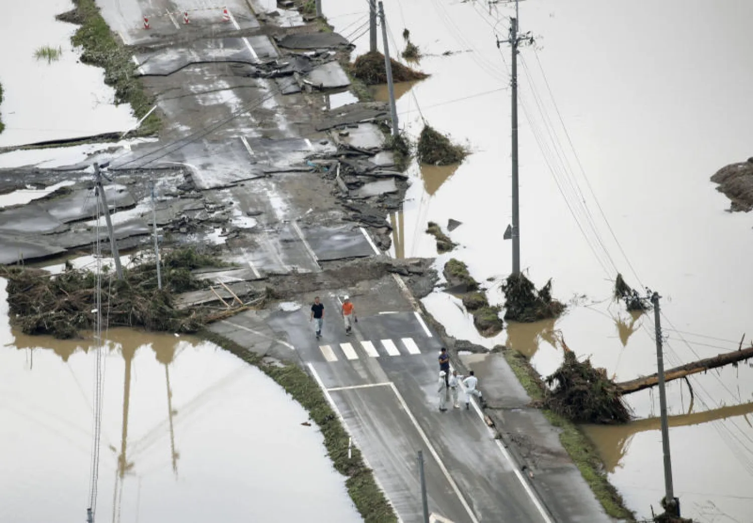 طرقات شمال اليابان تفيض بالمياه (أ.ب)