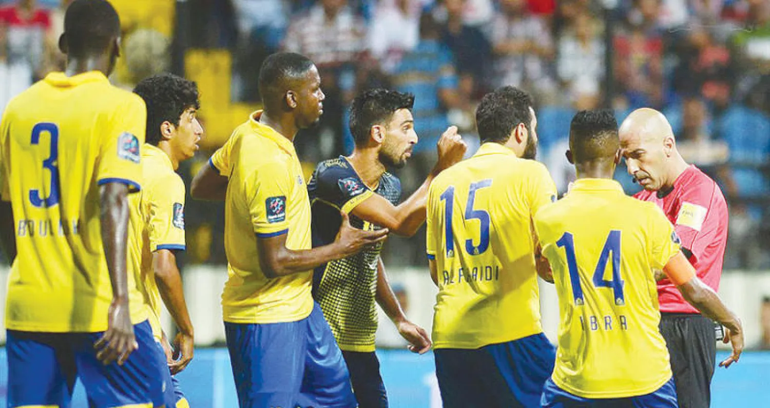 لاعبو النصر يعترضون على أحد قرارات حكم مباراتهم أمام العهد اللبناني (المركز الإعلامي بنادي النصر)