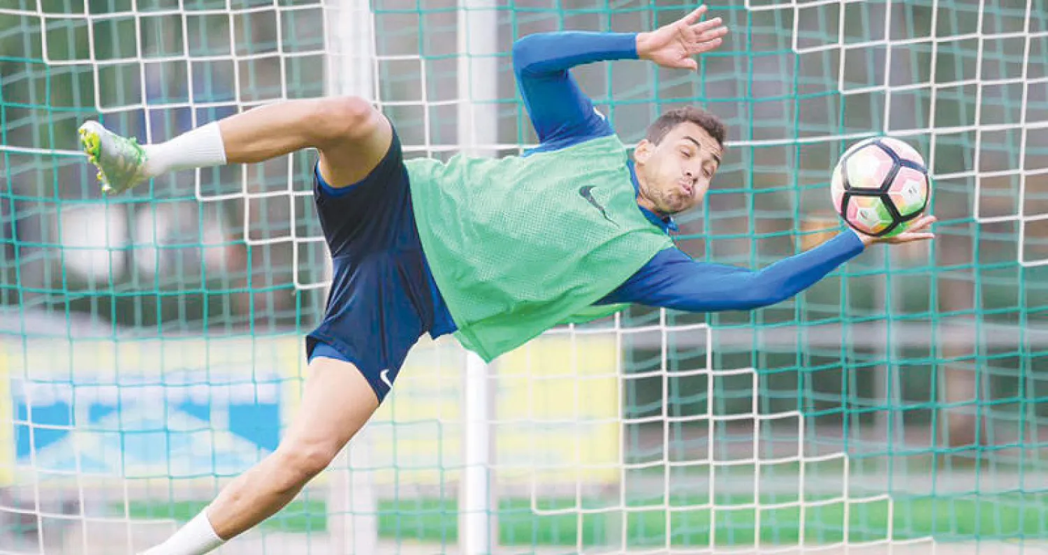 البرازيلي إدواردو يذود عن المرمى خلال تدريبات الهلال الأخيرة (المركز الإعلامي بنادي الهلال)