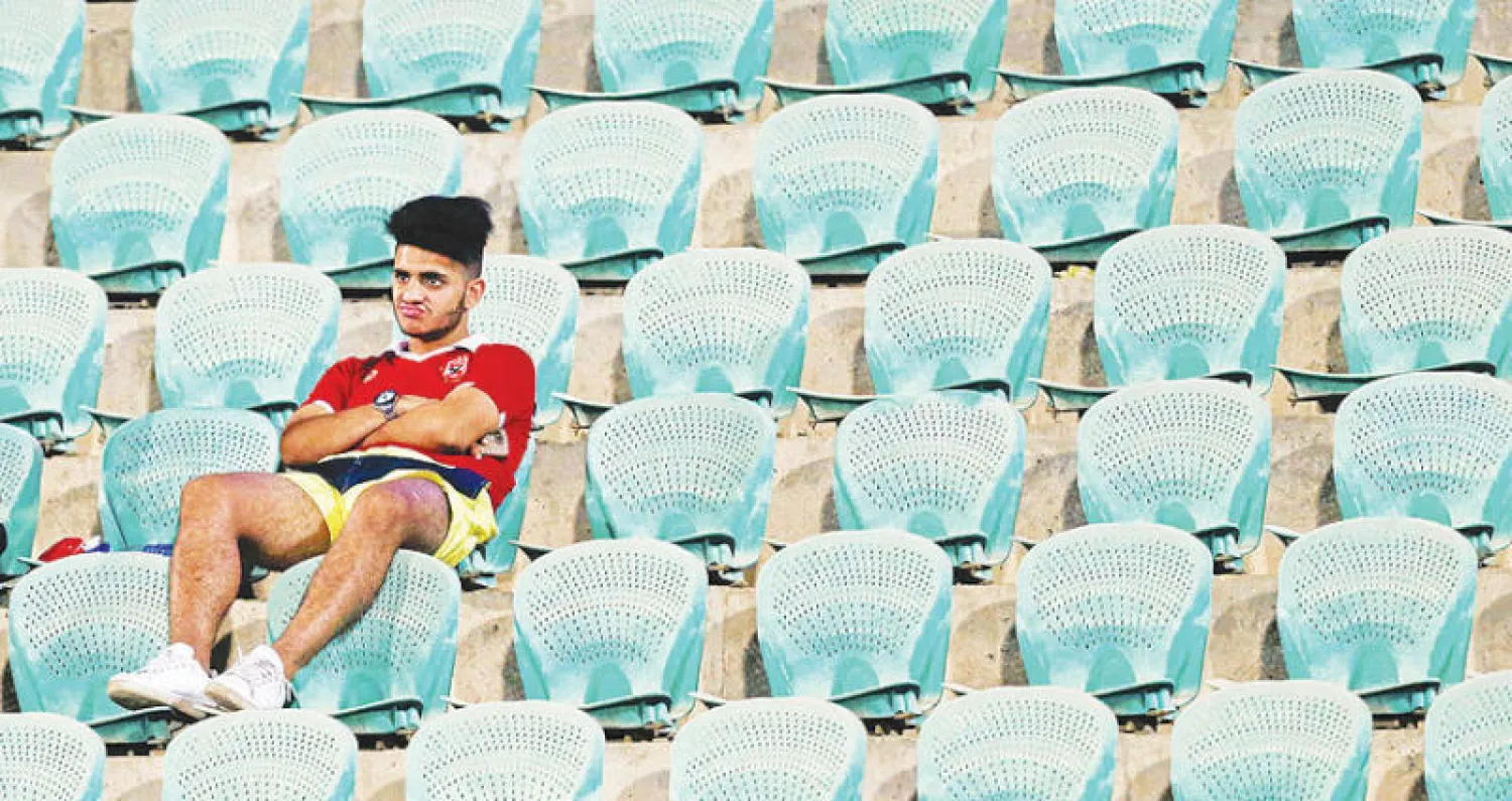 مشجع أهلاوي ارتسمت ملامح الاستياء على وجهه بعد الخسارة أمام الفيصلي (رويترز)