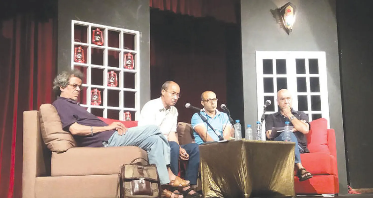 جانب من حفل تقديم وتوقيع كتاب «قريباً من الخشبات... بعيداً عنها» لعبد الواحد عوزري بمراكش («الشرق الأوسط»)