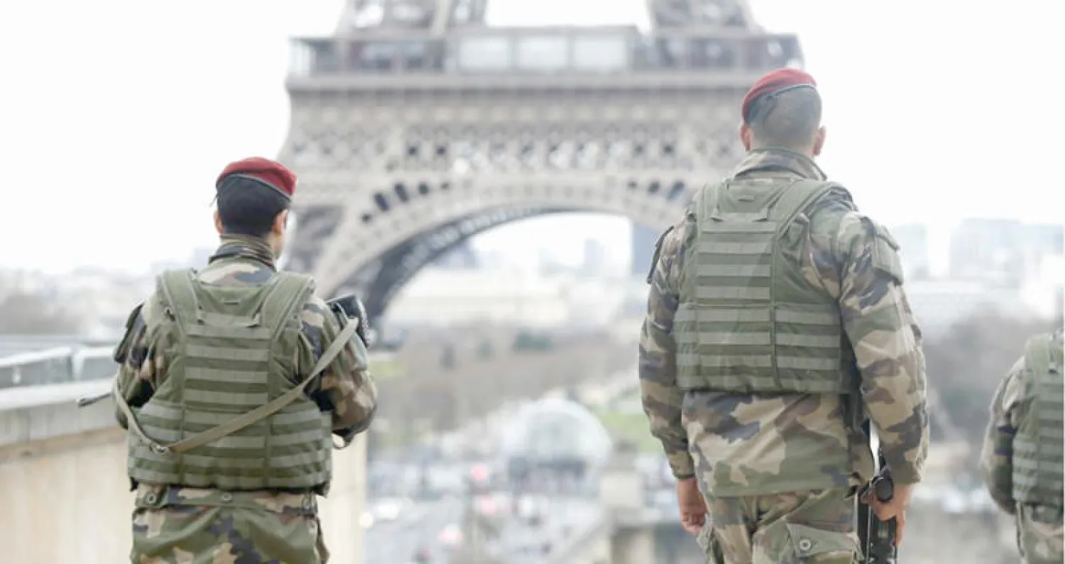 وجود أمني فرنسي قرب برج إيفل (رويترز)
