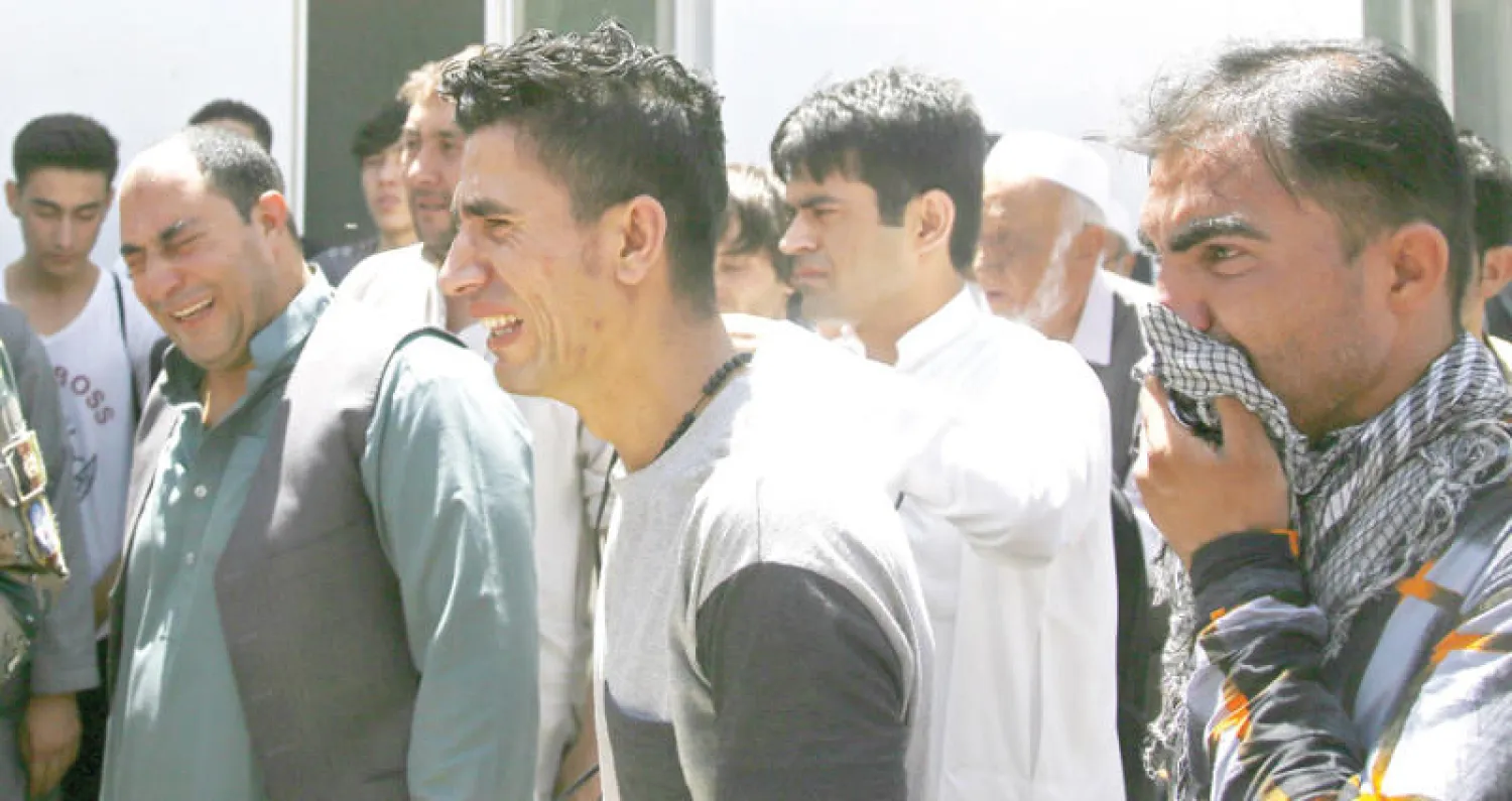 عوائل ضحايا التفجير الانتحاري في العاصمة كابل (أ.ب.إ)