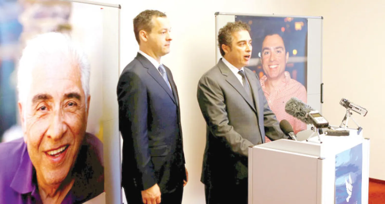 بابك نمازي شقيق وابن اثنين من الأميركيين الإيرانيين المحتجزين في إيران برفقة محاميهما جاريد جينزر خلال مؤتمر صحافي يطالب بإطلاق سراحهما في فيينا نهاية أبريل الماضي (رويترز)