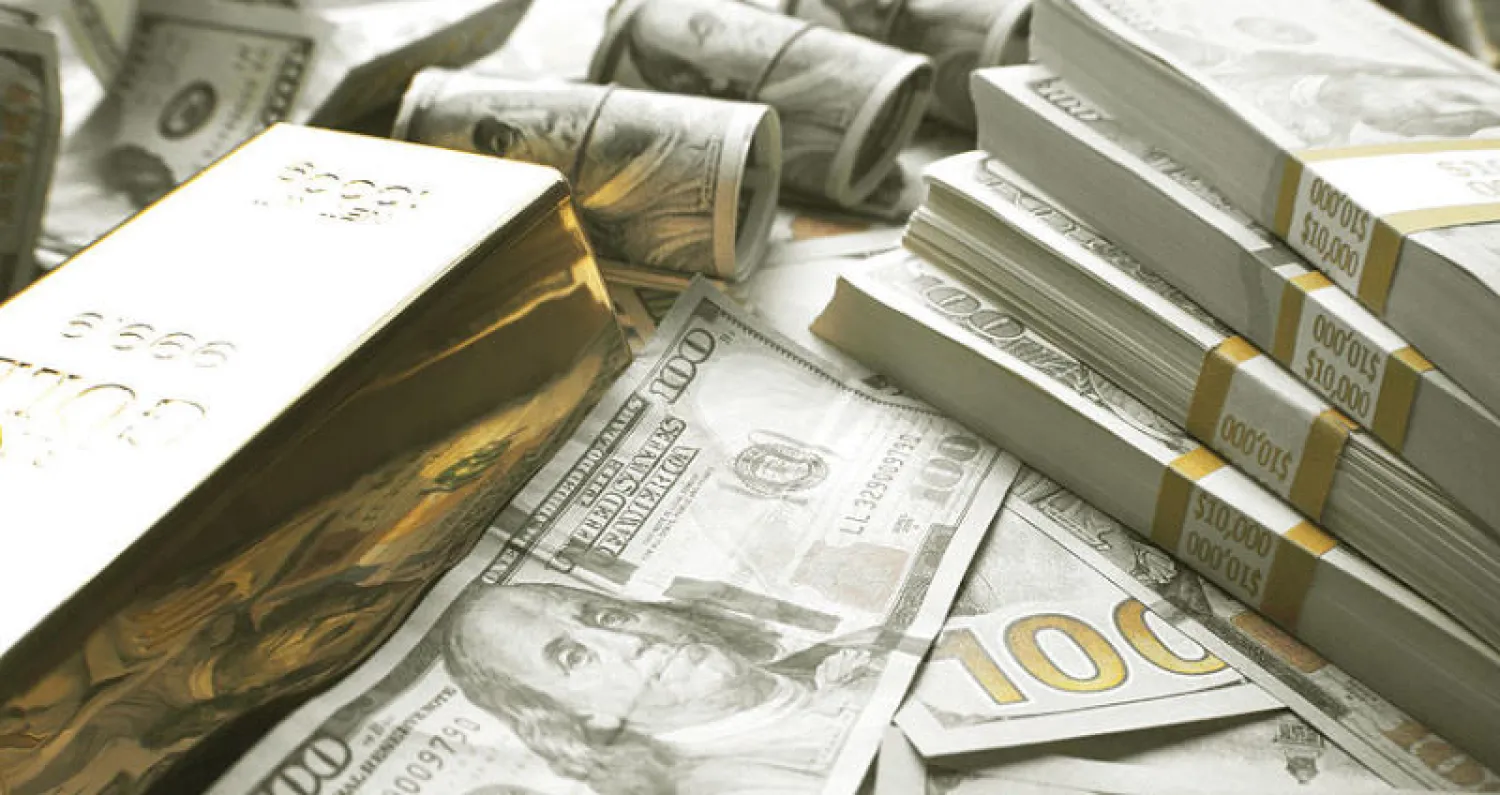 الدولار عند أقل مستوى في عام والذهب يتماسك