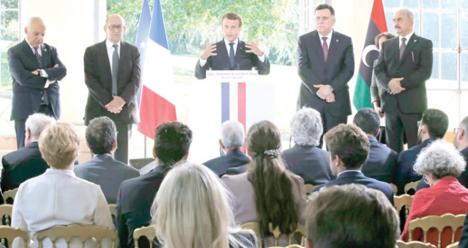 الرئيس الفرنسي يتوسط السراج والمشير خليفة حفتر والمبعوث الأممي إلى ليبيا غسان سلامة ووزير خارجية فرنسا جان إيف لودريان خلال اجتماع باريس أمس (أ.ب)