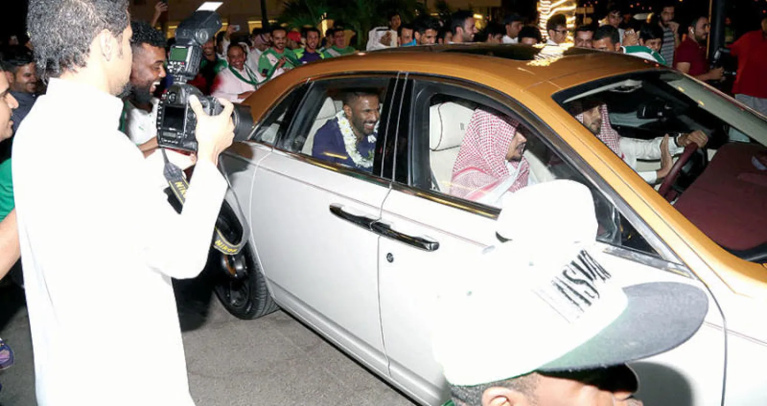 العويس في السيارة محاطاً بالجماهير التي استقبلته بمطار جدة (تصوير: عدنان مهدلي)