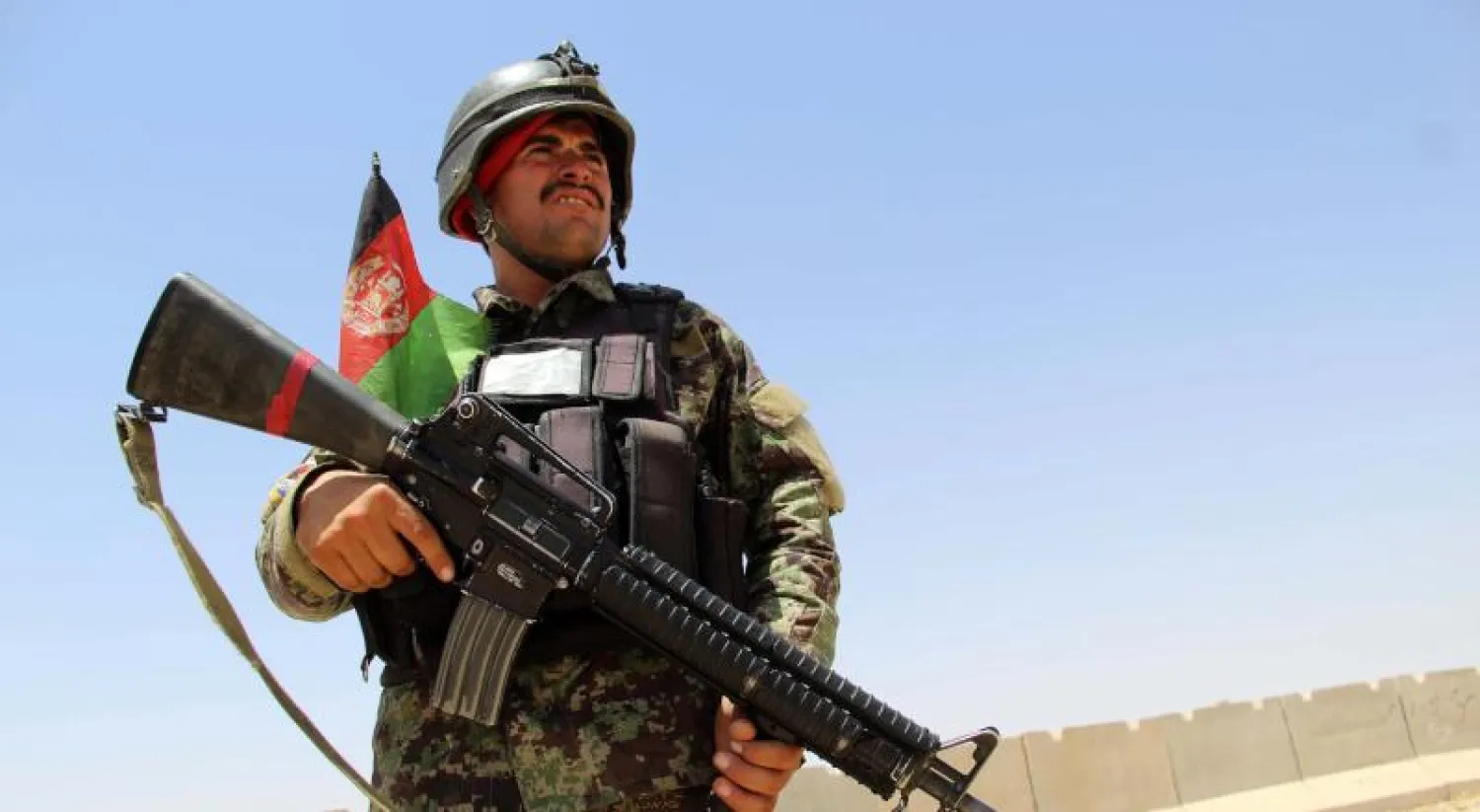 أحد حراس القاعدة الافغانية (إ.ب.أ)