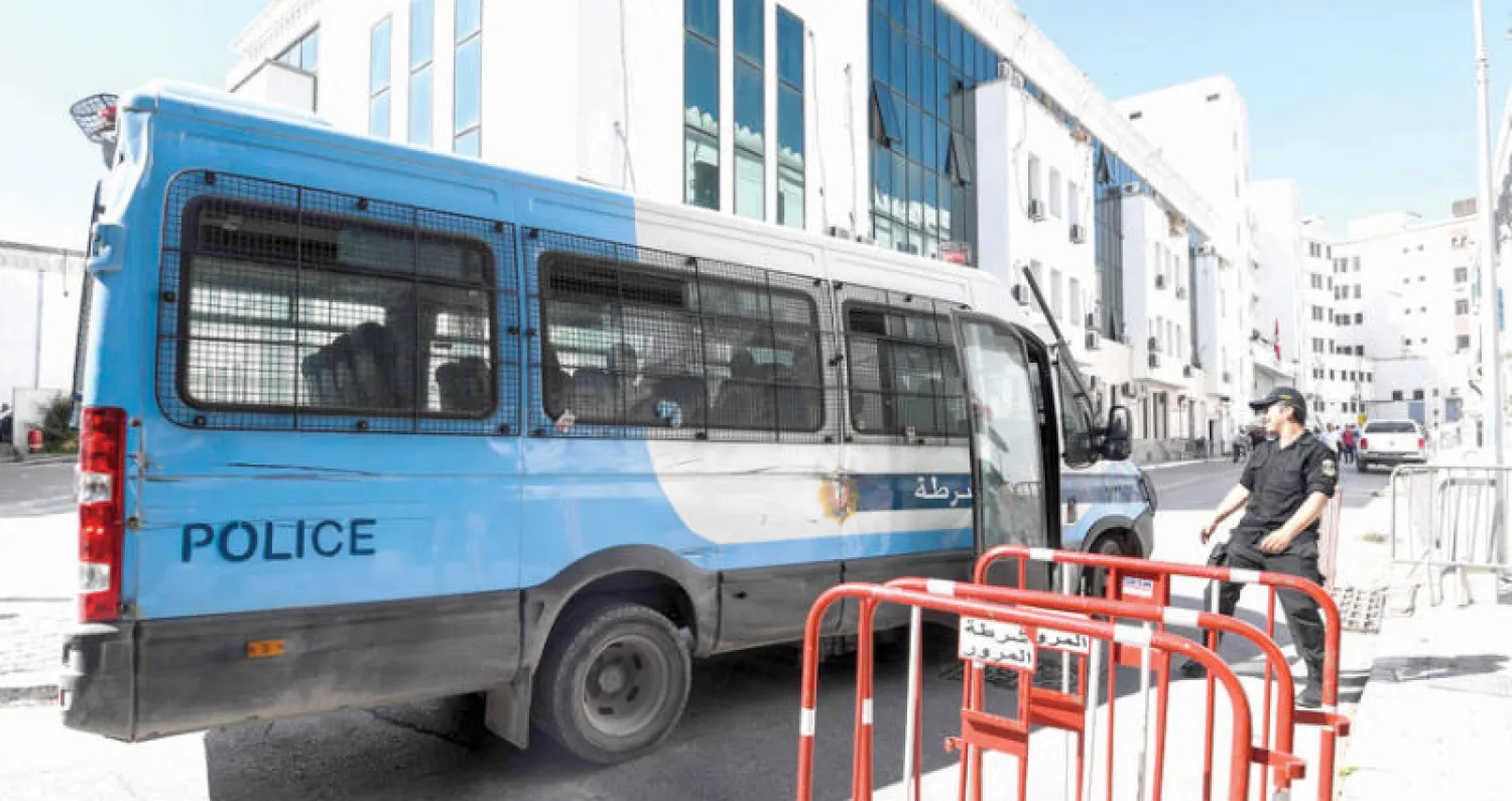 صورة أرشيفية لسيارة شرطة أمام محكمة نظرت في قضية الهجوم الإرهابي الدموي على ساحل مدينة سوسة جنوب تونس (أ.ف.ب)