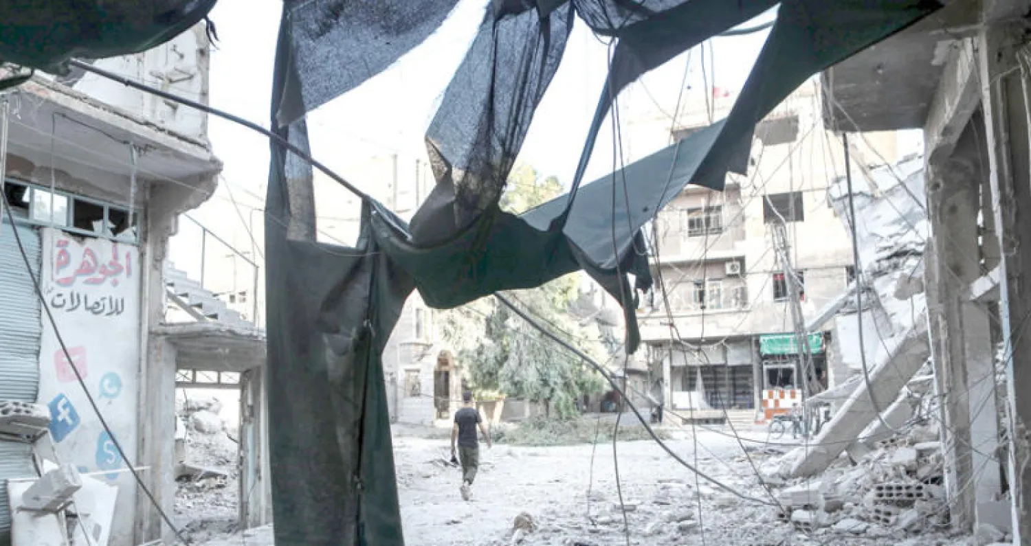 دمار في عربين في الغوطة الشرقية لدمشق بعد غارة طيران ليلة الاثنين الماضي (إ.ب.أ)