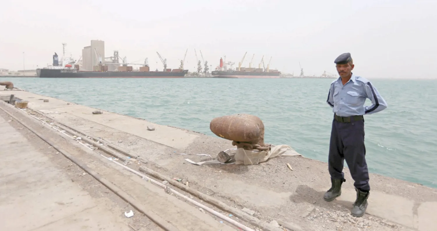 عسكري يقف خلال زيارة وفد أممي إلى ميناء الحديدة على الساحل الغربي لليمن أمس (رويترز)