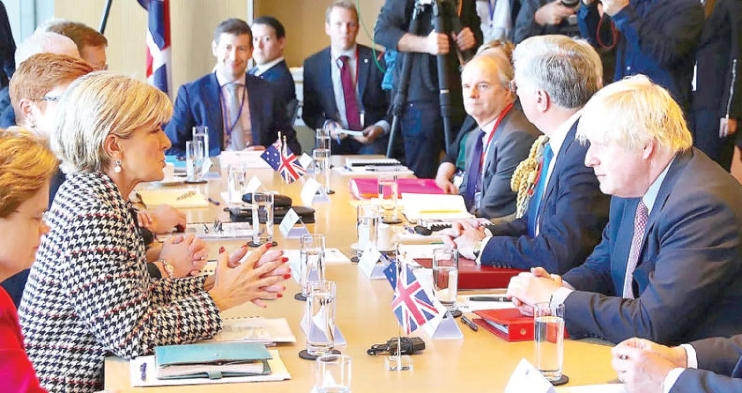 وزير الخارجية البريطاني بوريس جونسون (يمين) ووفده خلال محادثات مع مسؤولين أستراليين بقيادة وزيرة الخارجية جولي بيشوب بسيدني أمس (رويترز)