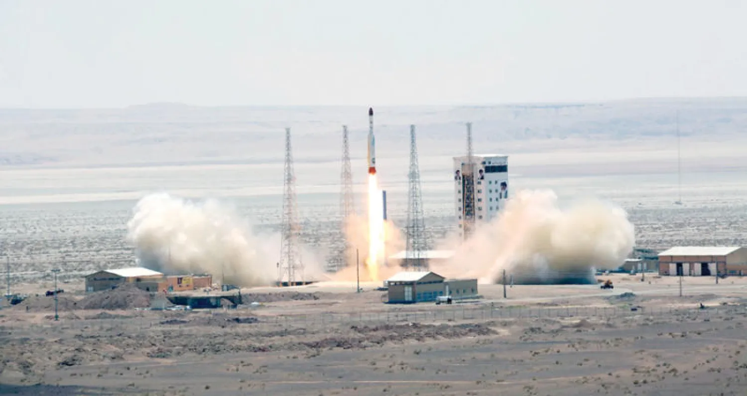 إيران أعلنت أمس عن تجربة ناجحة لصاروخ «سيمرغ» بإمكانه حمل أقمار صناعية للفضاء في تحد جديد لإدارة ترمب للقرار 2231 الصادر من مجلس الأمن (أ.ب)