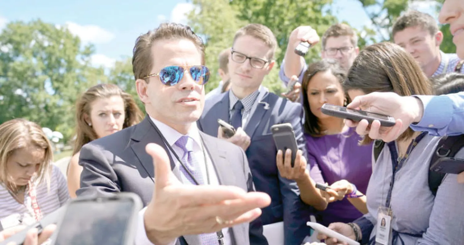 مدير الاتصالات في البيت الأبيض أنتوني سكاراموتشي يخاطب صحافيين بواشنطن الثلاثاء (أ.ب)