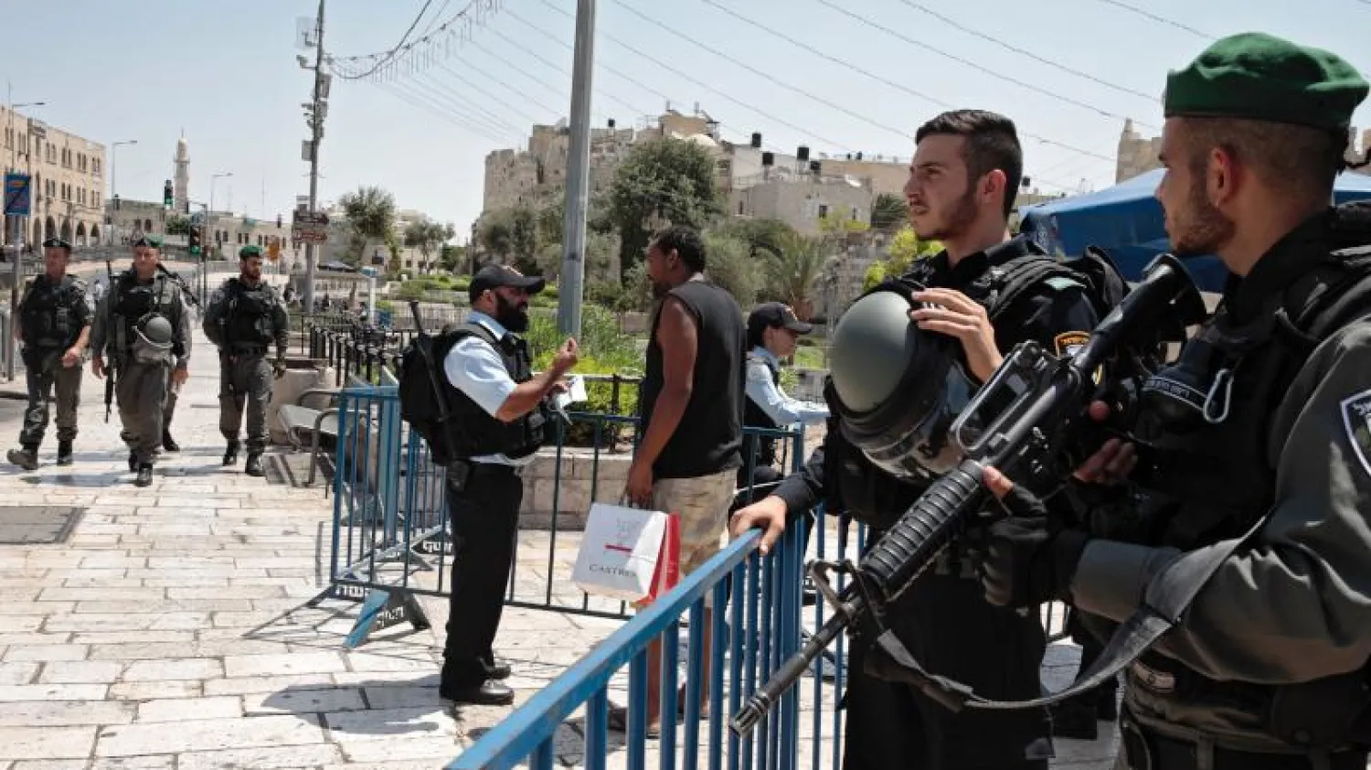 عنصر من الشرطة الإسرائيلية في محيط الأقصى (إ.ب.أ)