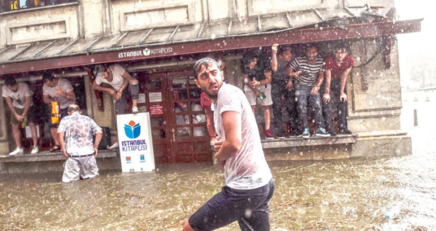 ادت الامطار الكثيفة التي اجتاحت اسطنبول الى تعطيل المواصلات  خلال ساعات الذروة مساء الخميس (ا ف ب)