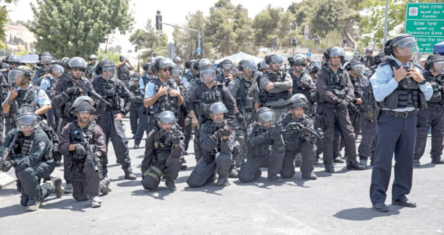 قوات أمن إسرائيلية تتخذ مواقعها في منطقة وادي الجوز في القدس الشرقية أمس (إ.ب.أ)