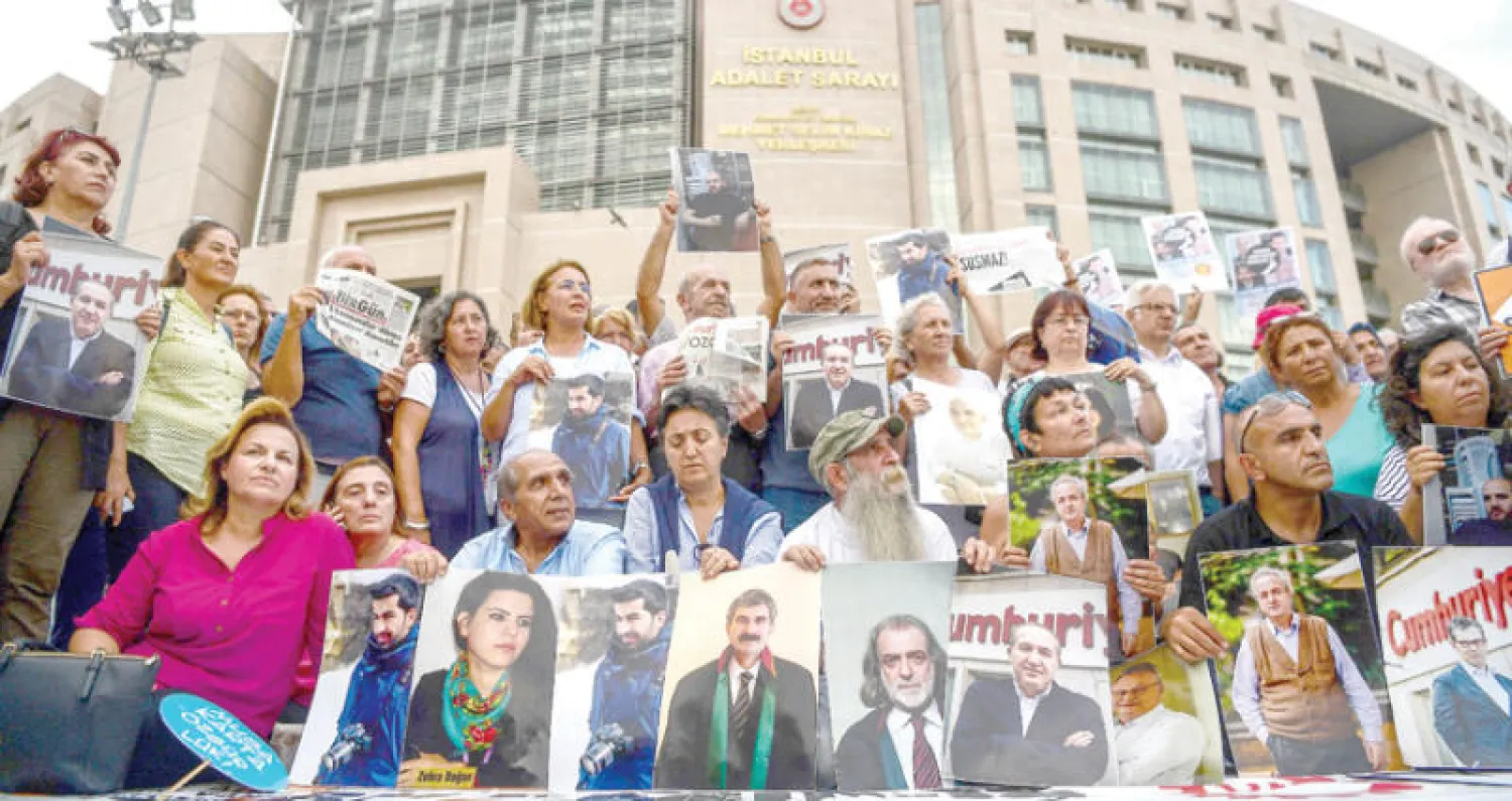 تركيا تختتم محاكمة صحافيي «جمهوريت» وواشنطن تطالب بالإفراج الفوري عنهم