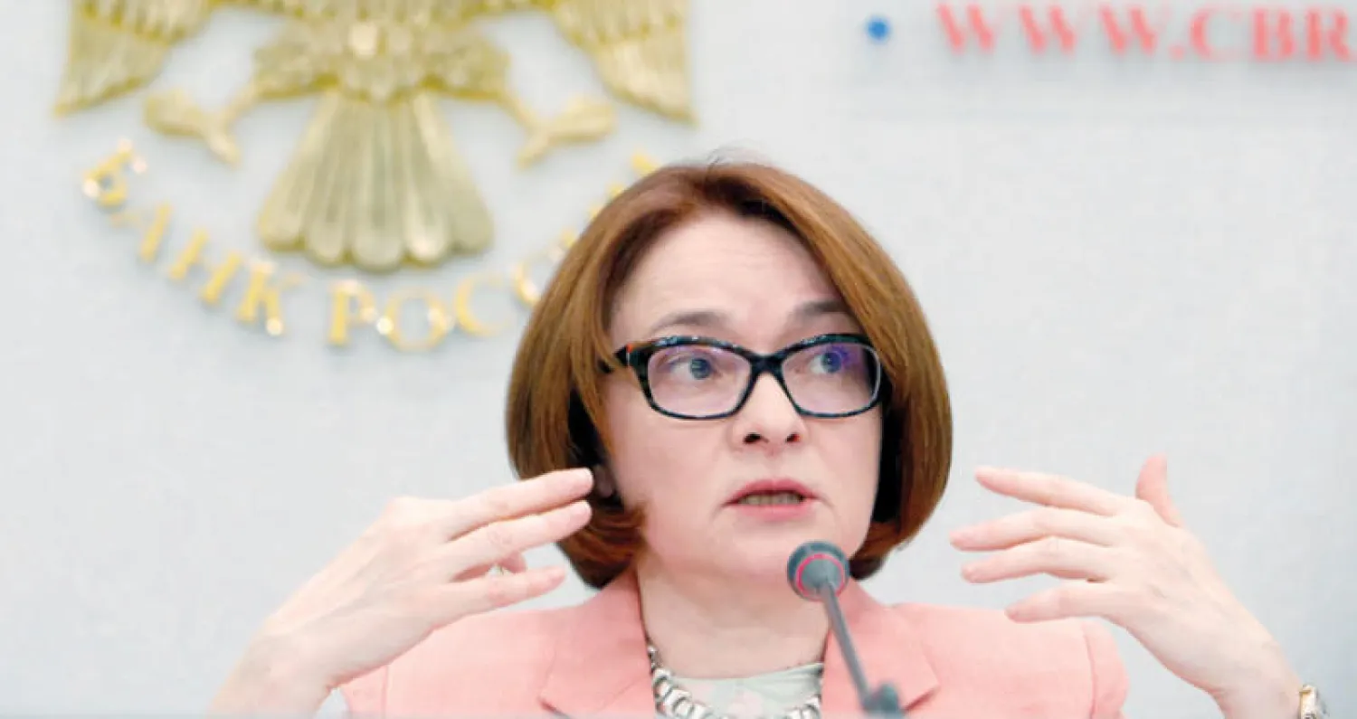 حاكمة البنك المركزي الروسي إلفيرا نابيولينا أثناء مؤتمر صحافي في موسكو (رويترز)