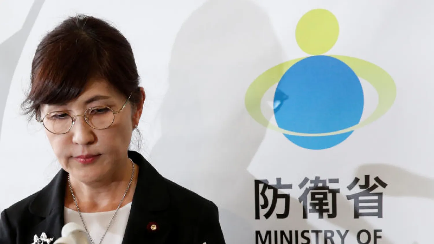 وزيرة الدفاع اليابانية تومومي إينادا في المؤتمر الصحافي الذي أعلنت خلاله استقالتها (رويترز)