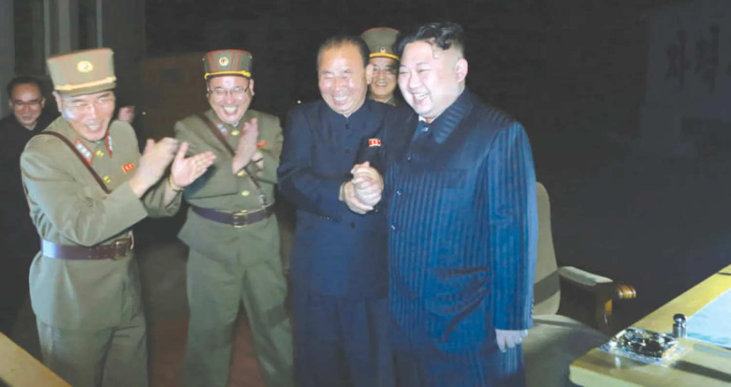 الزعيم الكوري الشمالي كيم جونغ أون يبدو مبتهجاً بعد الإطلاق الناجح لصاروخ باليستي يصل مداه إلى الولايات المتحدة الليلة قبل الماضية (إ.ب.أ)