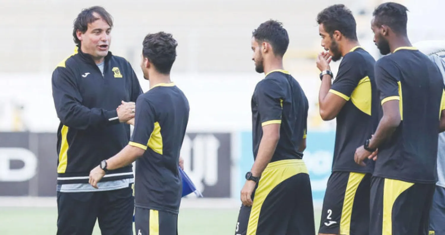 سييرا محفزاً لاعبيه مع انطلاقة تدريبات الفريق في جدة (المركز الإعلامي لنادي الاتحاد)