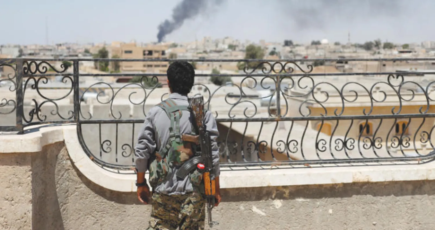 مقاتل كردي ضمن «قوات سوريا الديمقراطية» قرب الرقة (رويترز)