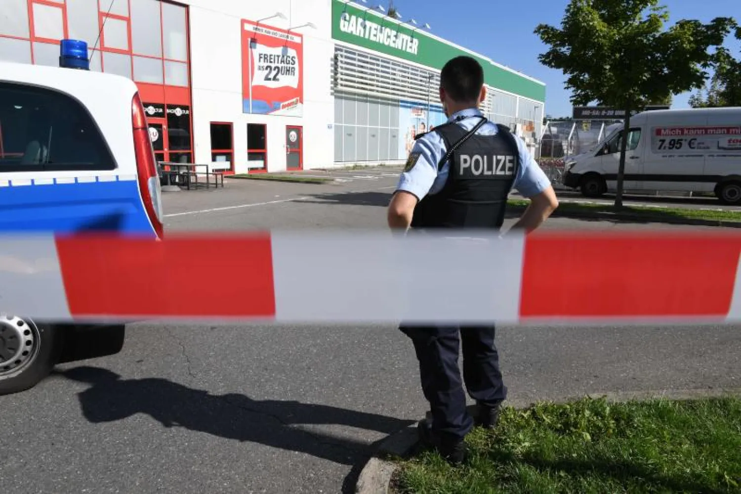شرطي ألماني يقف بالقرب من المنطقة المطوقة حول ديسكو نادي غراي في مدينة كونستانز الألمانية الجنوبية (أ.ف.ب)