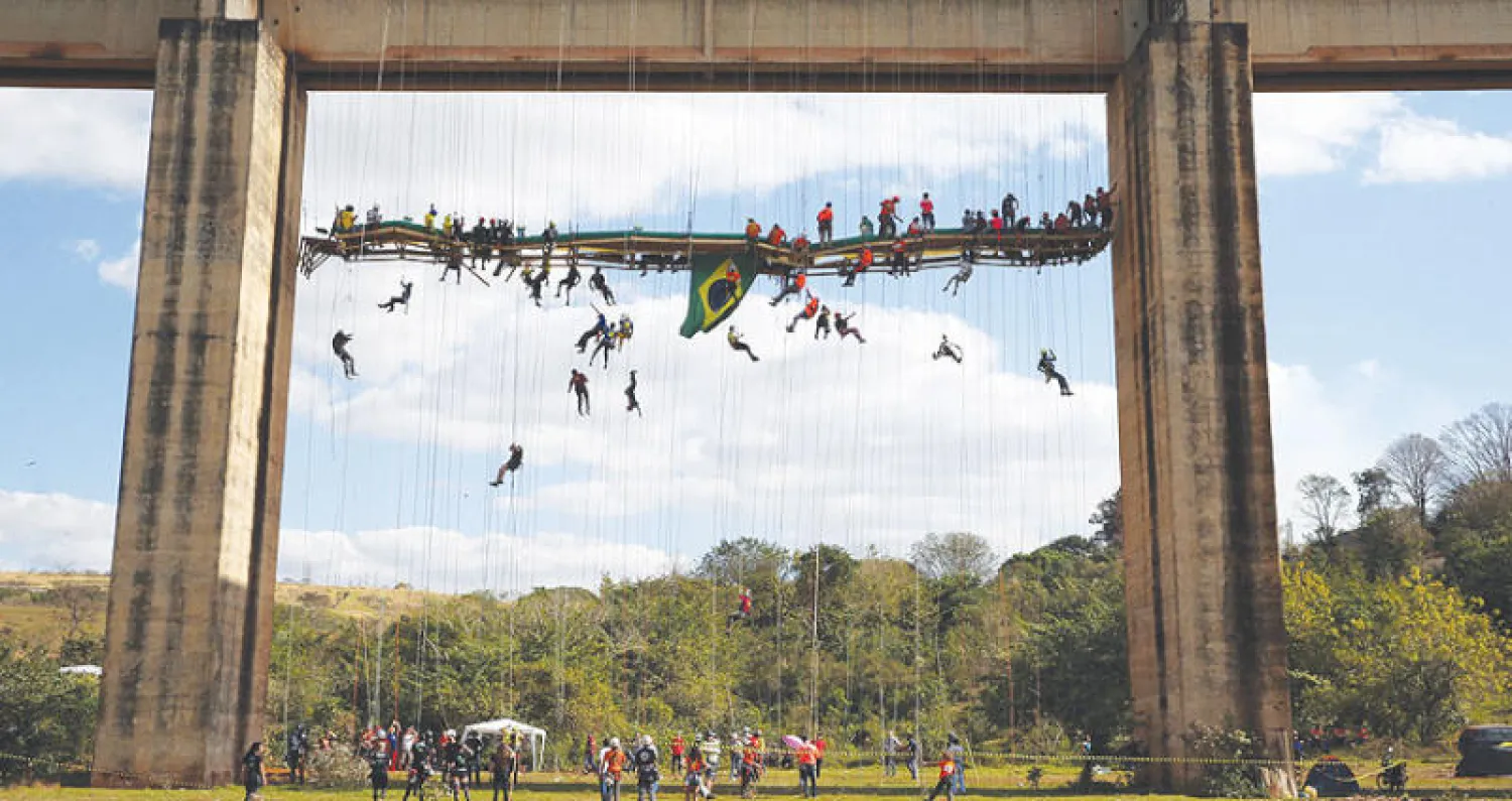 المغامرون أثناء هبوطهم من المائدة بعد تناول الطعام (رويترز)