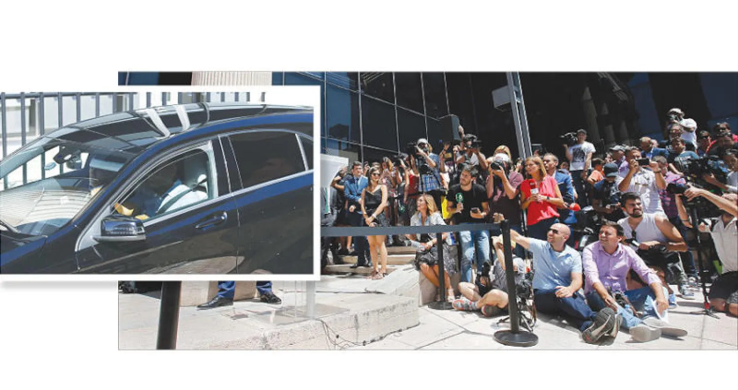 العشرات من الصحافيين ورجال الإعلام احتشدوا خارج المحكمة في انتظار رونالدو (أ.ب)... وفي الإطار سيارة رونالدو لحظة وصوله إلى المحكمة (أ.ف.ب)