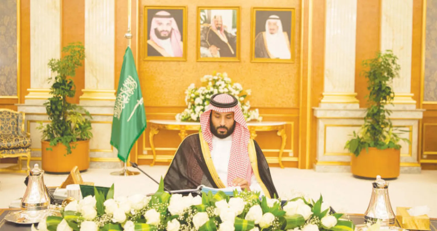 نائب خادم الحرمين الشريفين الأمير محمد بن سلمان لدى ترؤسه جلسة مجلس الوزراء في جدة أمس (تصوير: بندر الجلعود)
