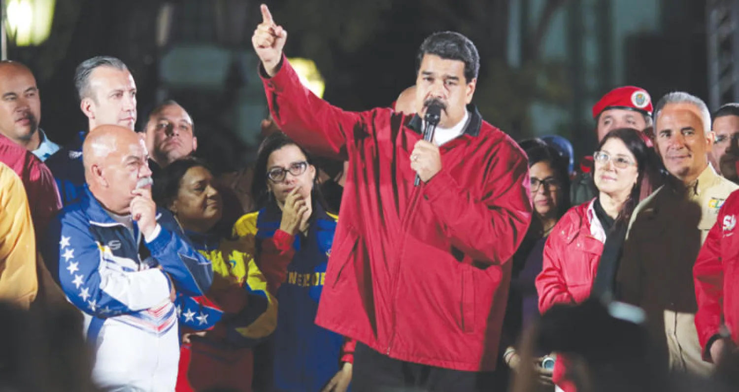الرئيس الفنزويلي نيكولاس مادورو يخاطب أنصاره في كاراكاس مساء أول من أمس (رويترز)