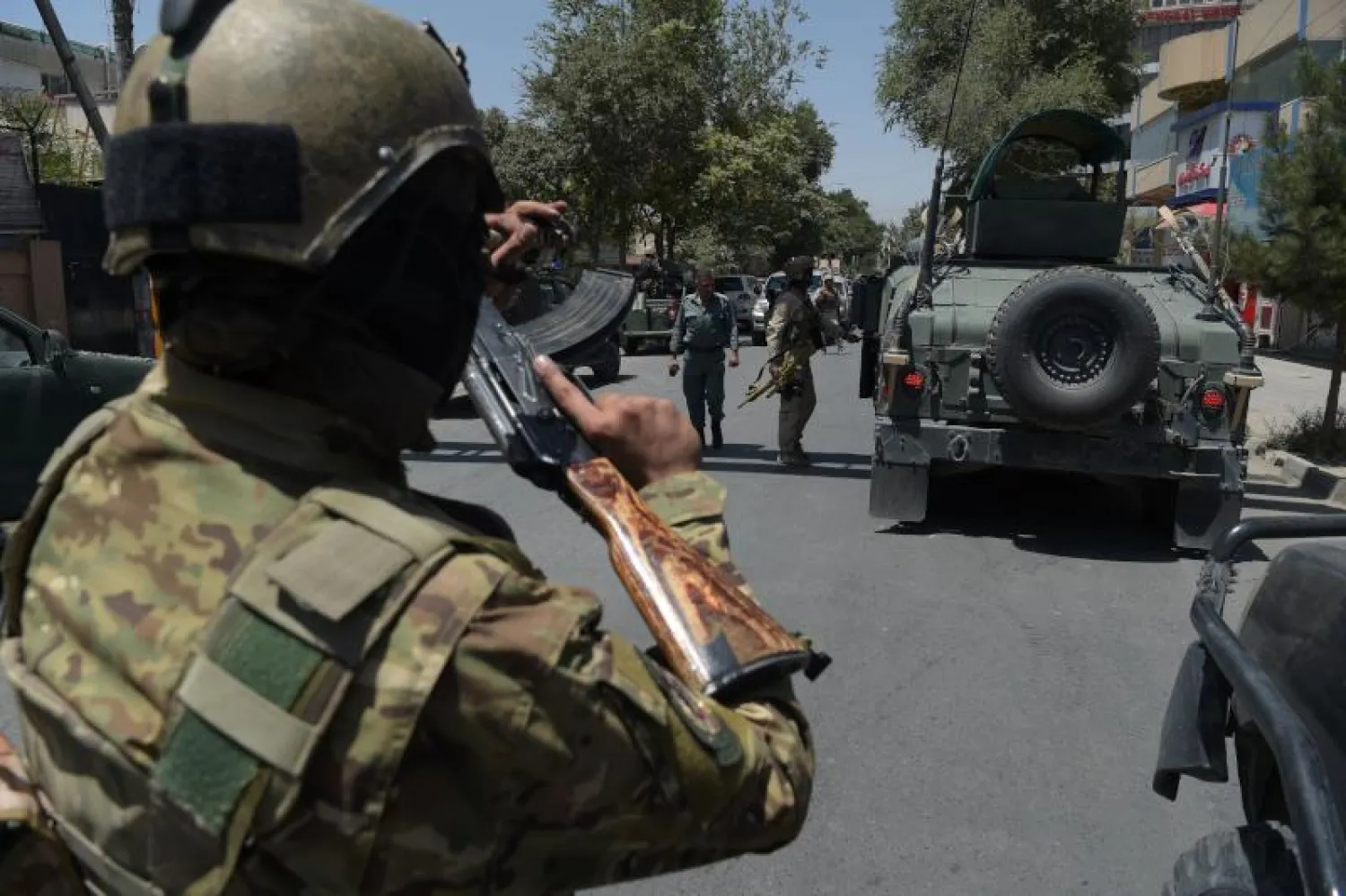 عناصر أمنية في موقع الإنفجار (أ.ف.ب)