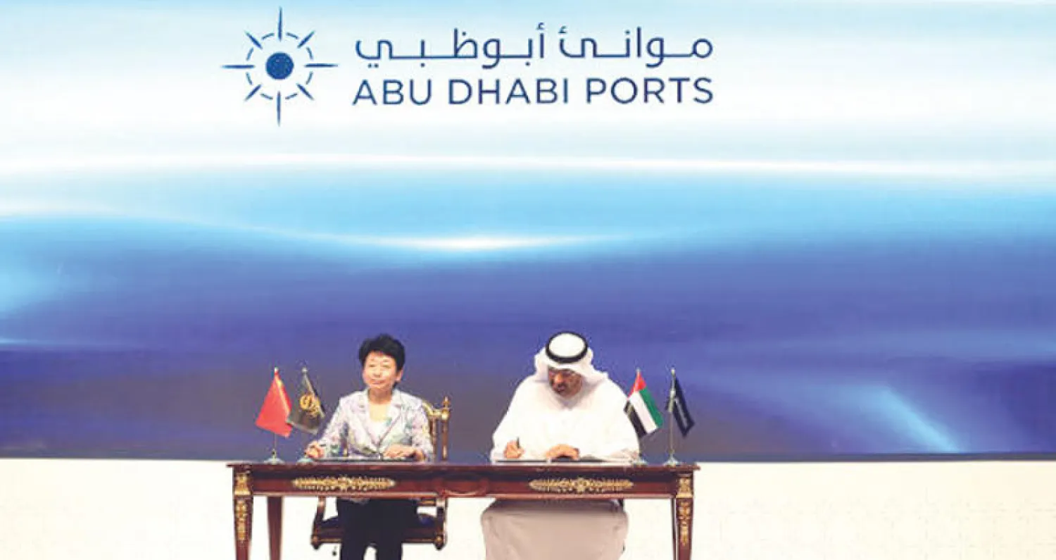 سلطان الجابر وزير الدولة رئيس مجلس إدارة موانئ أبوظبي يوقع الاتفاقية  مع هوانغ ليكسن نائب الحاكم التنفيذي لحكومة مقاطعة جيانغسو الصينية (رويترز)
