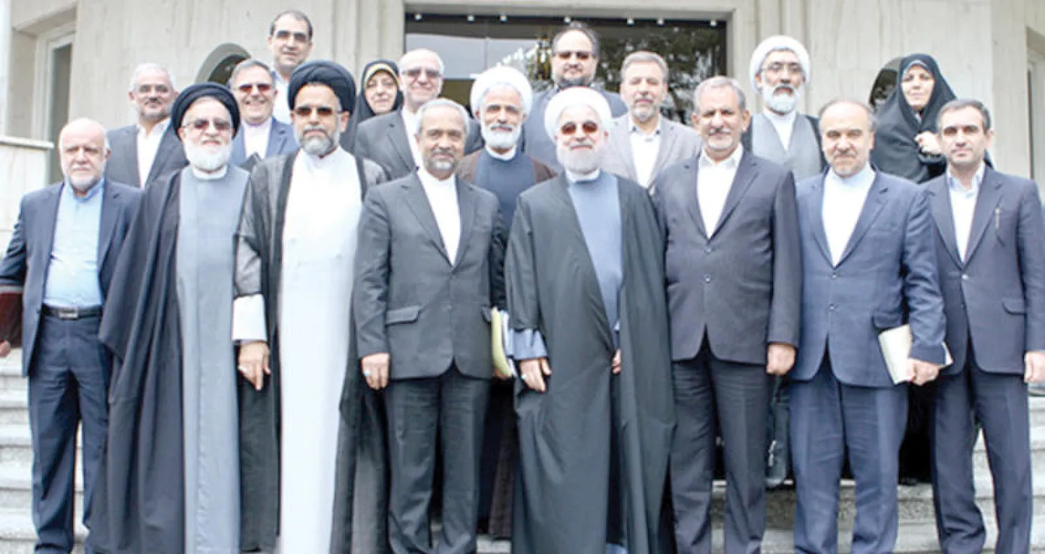 الرئيس الإيراني حسن روحاني يلتقط صورة تذكارية وسط فريقه الوزاري الحالي في آخر أيام الحكومة الإيرانية (ايلنا)