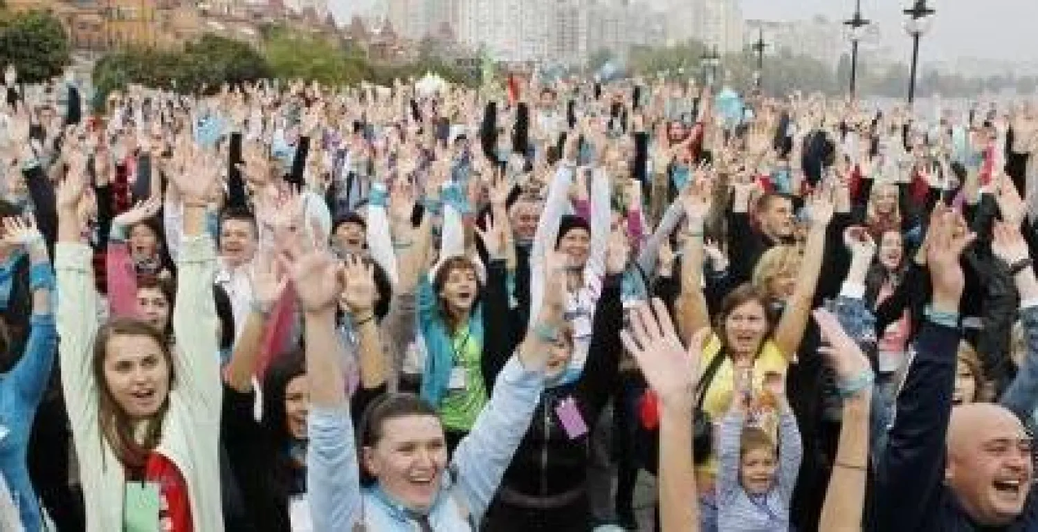 أشخاص يشاركون في تمارين صباح جماعية في كييف (أرشيف رويترز)