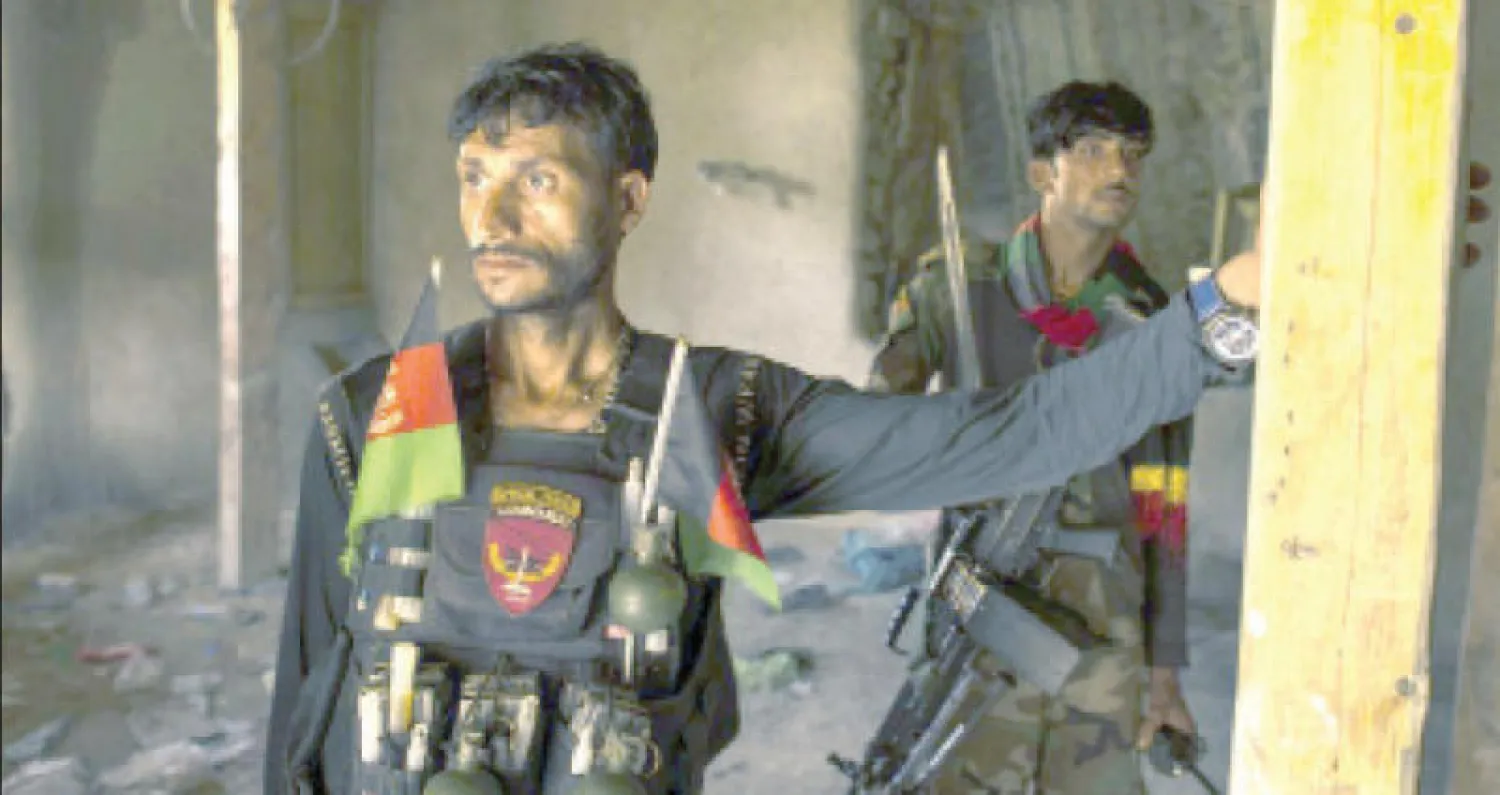 أحد قادة الجيش الأفغاني في وادي مومند بعد الاستيلاء على سجن من قبضة «داعش» في خراسان بأفغانستان (واشنطن بوست)