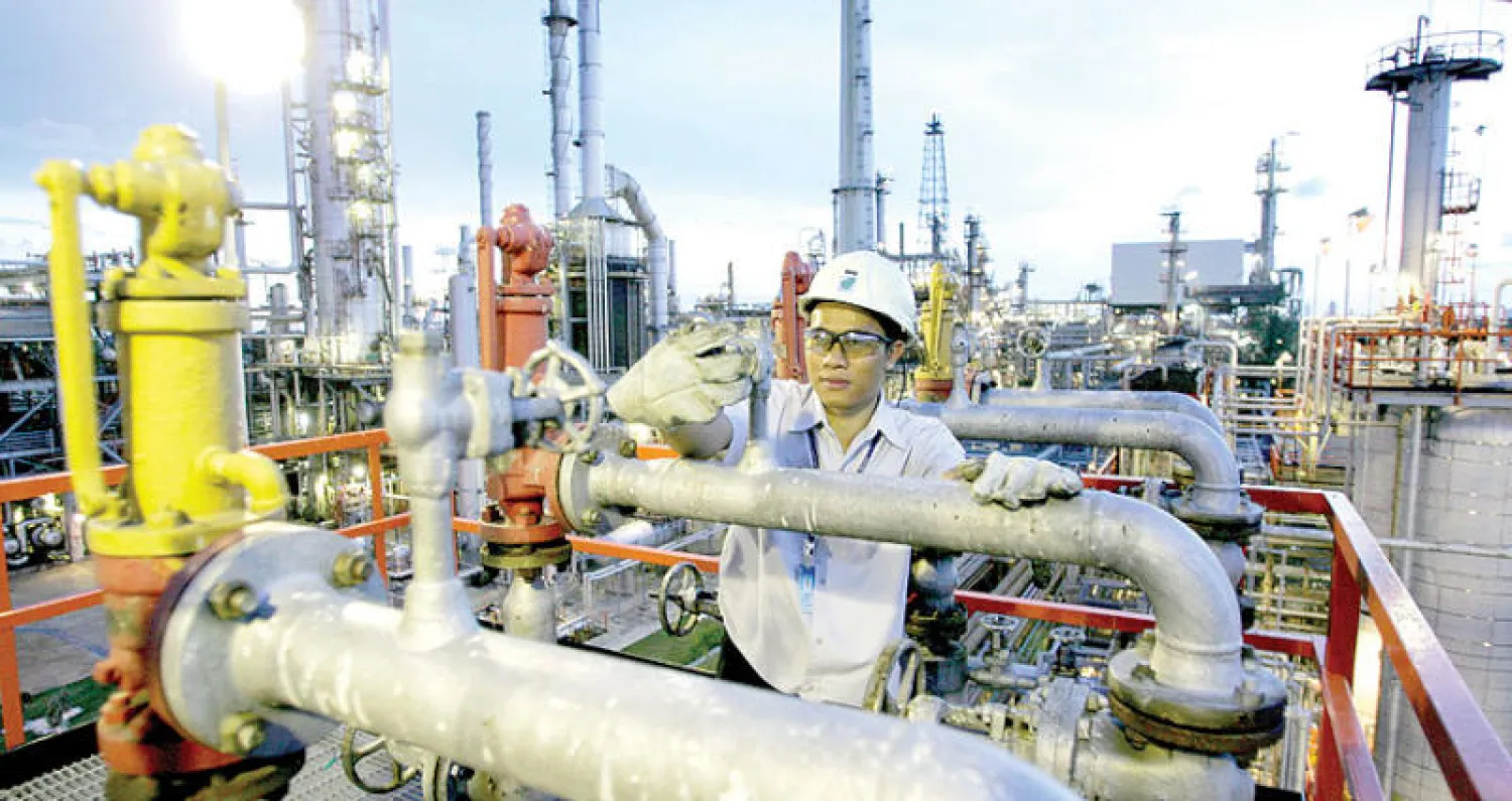 انخفض سعر النفط من أعلى مستوى له في شهرين ليبلغ 51.50 دولار للبرميل (رويترز)