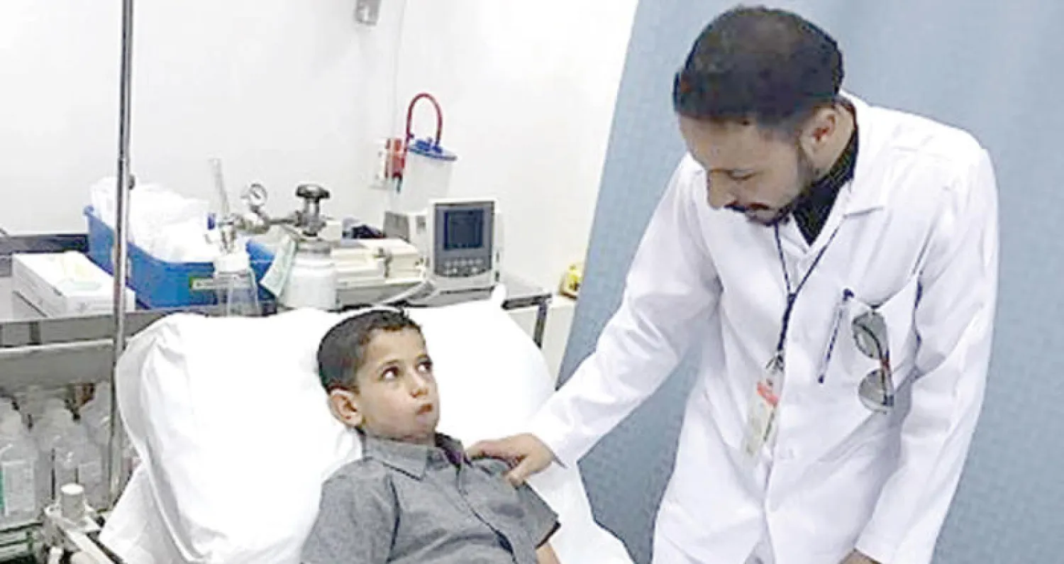 إياد المنبحر لدى إجرائه فحوصاً طبية في جدة (واس)