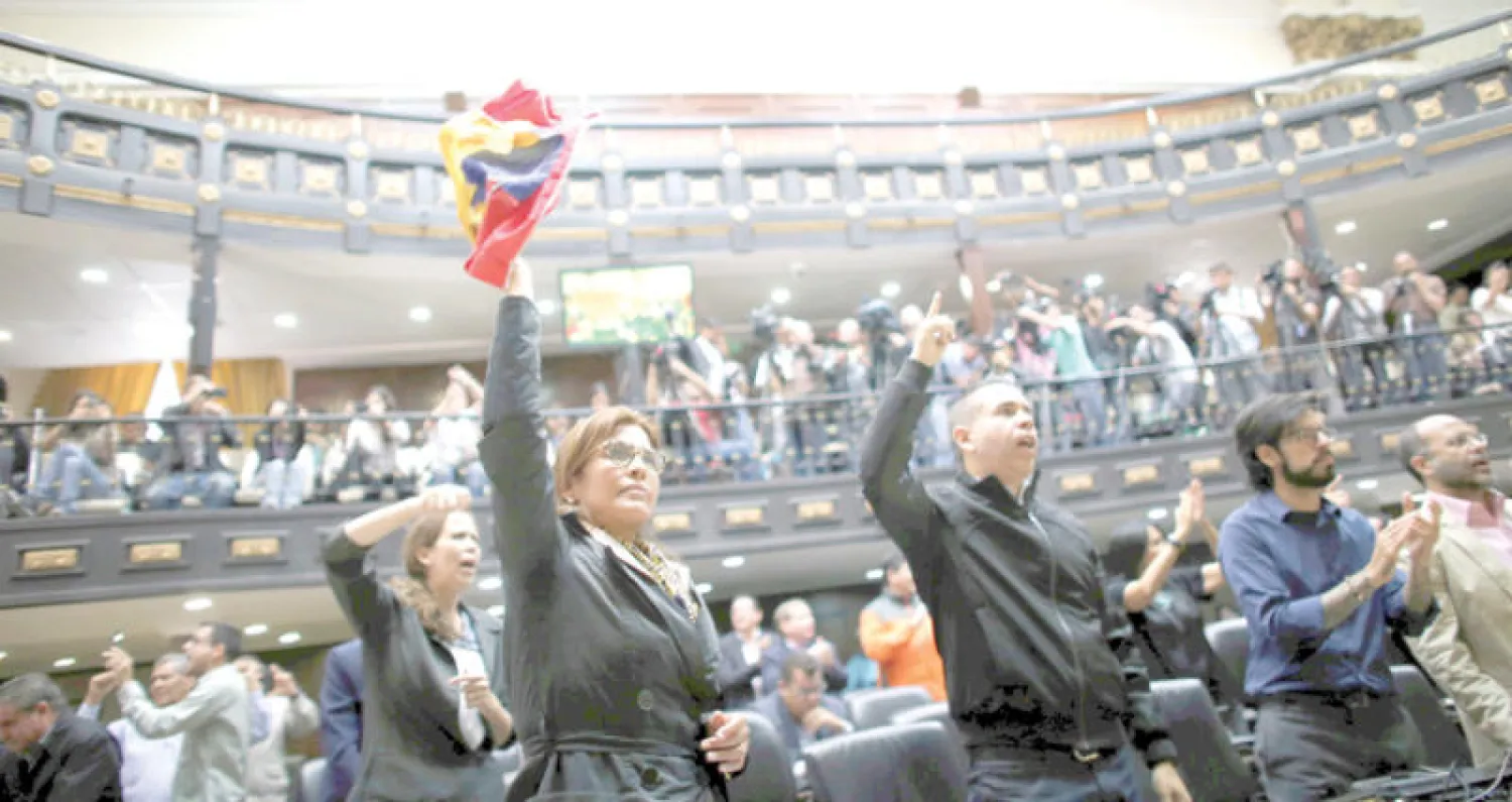 اجتماع للبرلمان الفنزويلي الذي تسيطر عليه المعارضة رفضاً لنتائج التصويت (أ.ب)