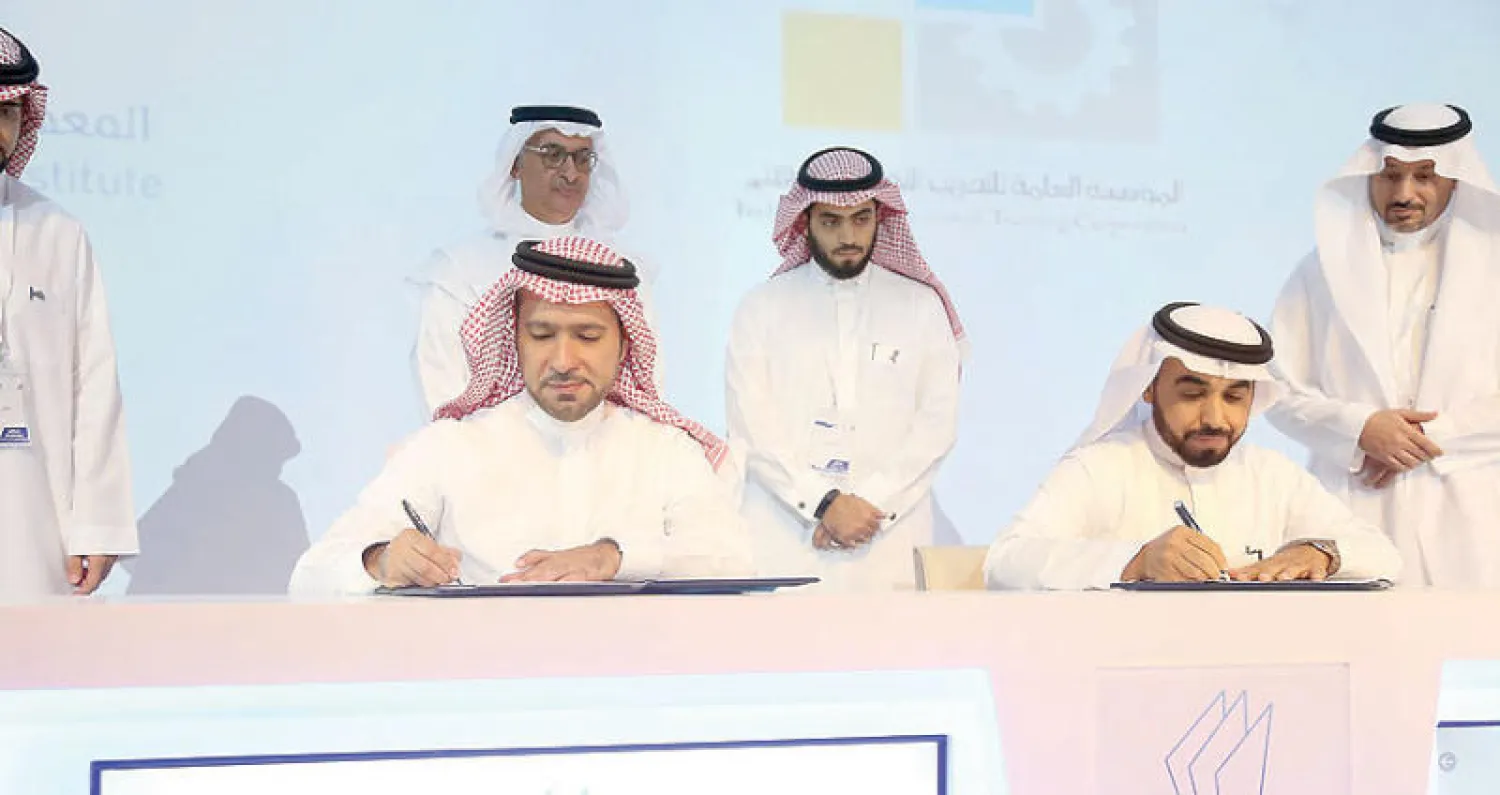 جانب من توقيع عقد الشراكة الذي أبرمه المعهد العقاري السعودي (تصوير: سعد الدوسري)