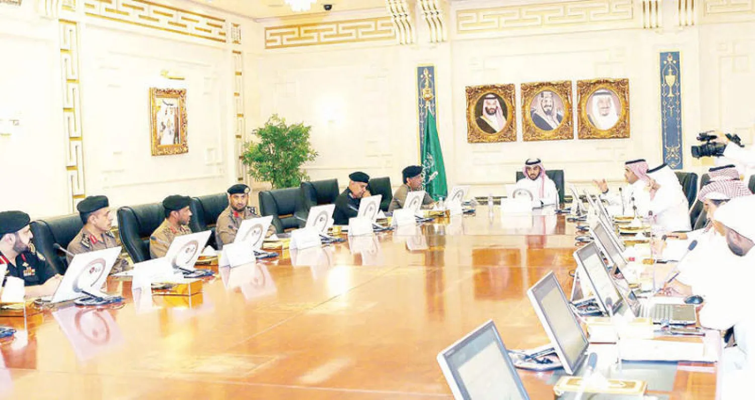 الأمير عبد العزيز الفيصل خلال الاجتماع التنسيقي مع الجهات الأمنية أمس («الشرق الأوسط»)