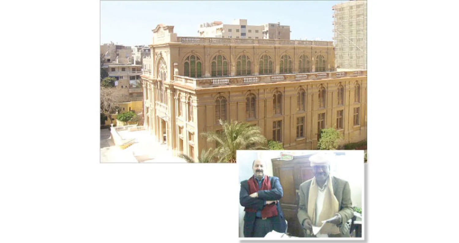 بن جاوون وعبد النبي في المعبد اليهودي - صورة للمعبد الذي يزيد عمره على قرن ونصف من الزمان («الشرق الأوسط»)