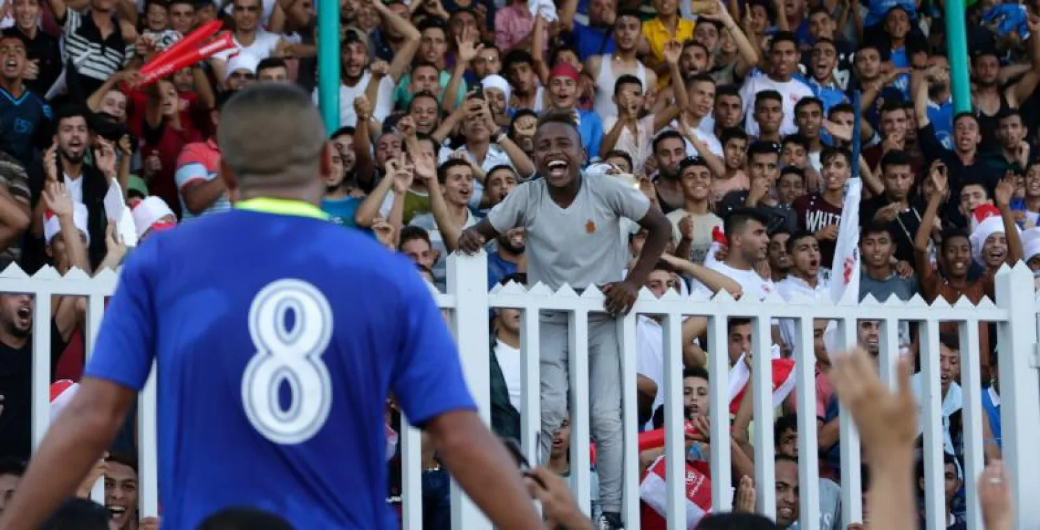 احتفال جمهور شباب رفح بفوز فريقهم في ذهاب نهائي كأس فلسطين على أهلى الخليل بثنائية نظيفة (أ.ف.ب)