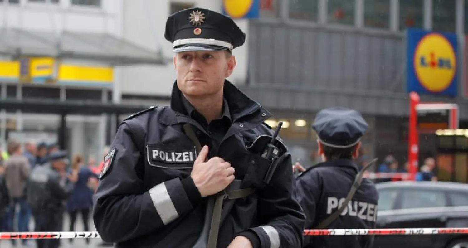 شرطي ألماني قرب مكان الحادث في هامبورغ (أ.ف.ب)